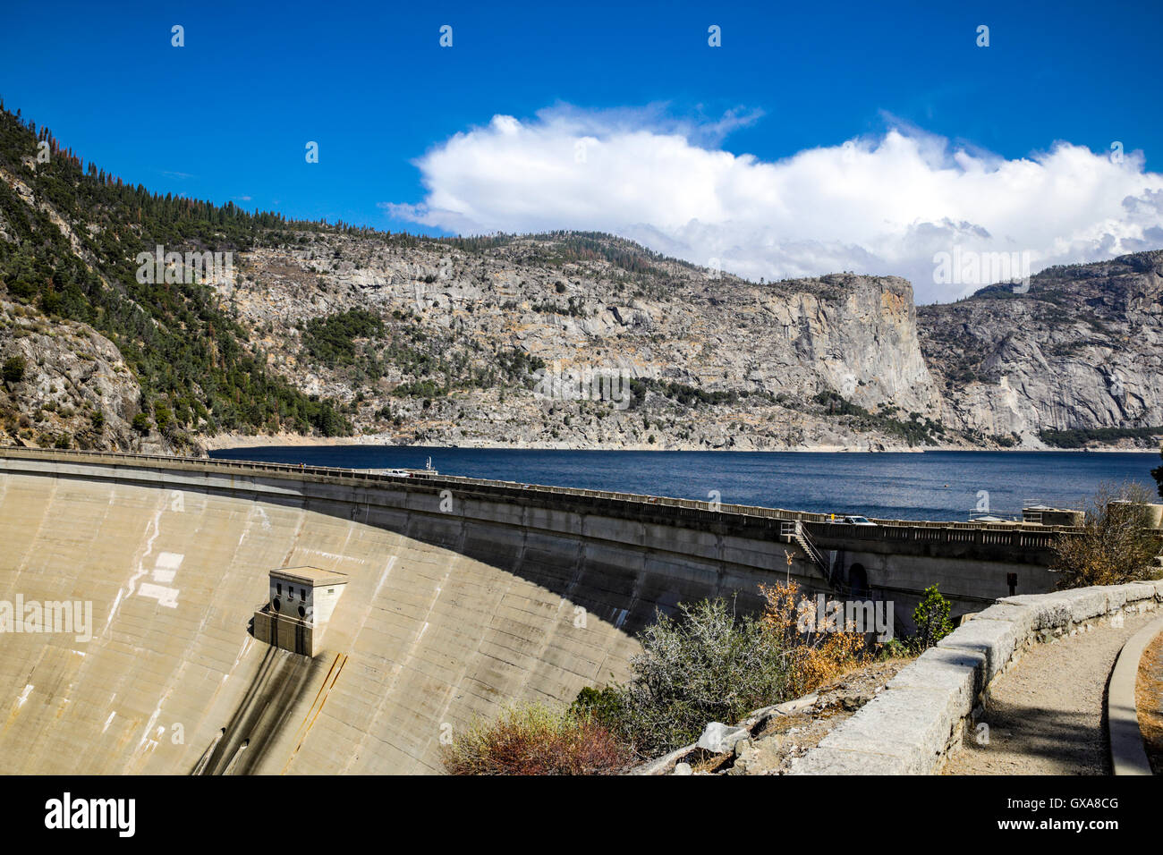 O'Shaughnessy Dam Hetch Hetchy holding retour réservoir sur la rivière Tuolumne dans Yosemite National Park Banque D'Images