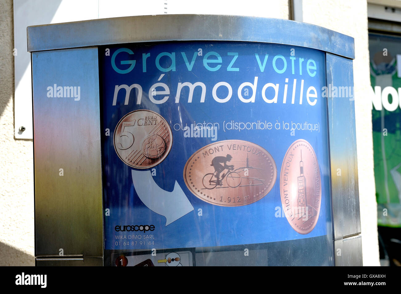 Une machine pour la gravure des médailles se souvenir de l'ascension du Mont Ventoux en vélo est en haut Banque D'Images