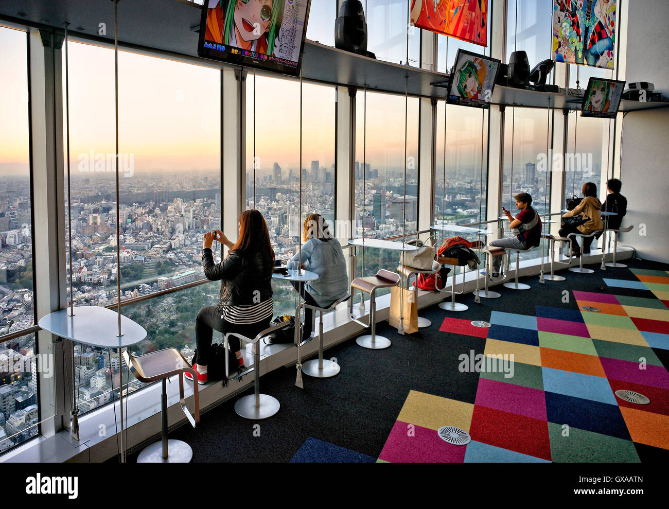 L'île de Honshu, Japon, Tokyo, Kanto, coucher de soleil Vue d'un bar-salon. Banque D'Images