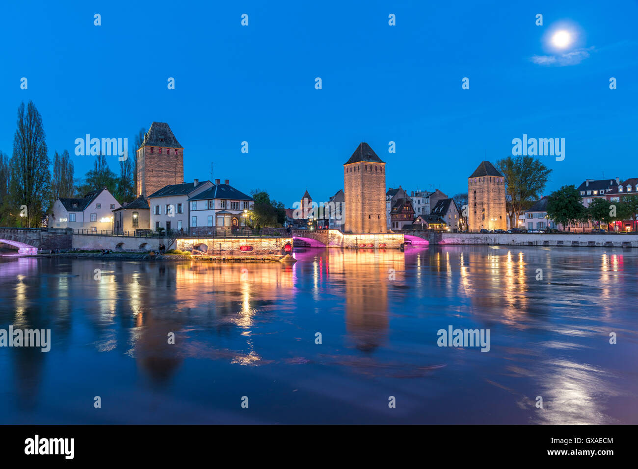 Tuerme die der Gedeckten Bruecken Ponts couverts an der mauvais bei nacht à Strasbourg, Elsass, Frankreich | tours de la medie Banque D'Images