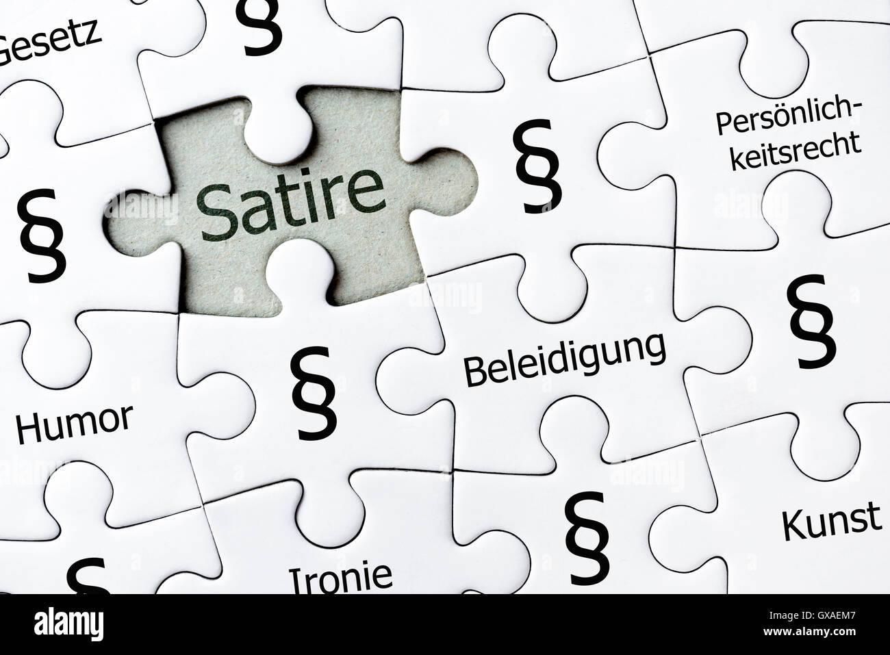 Puzzle mit dem Paragrafenzeichen Satire und Schriftzug Banque D'Images