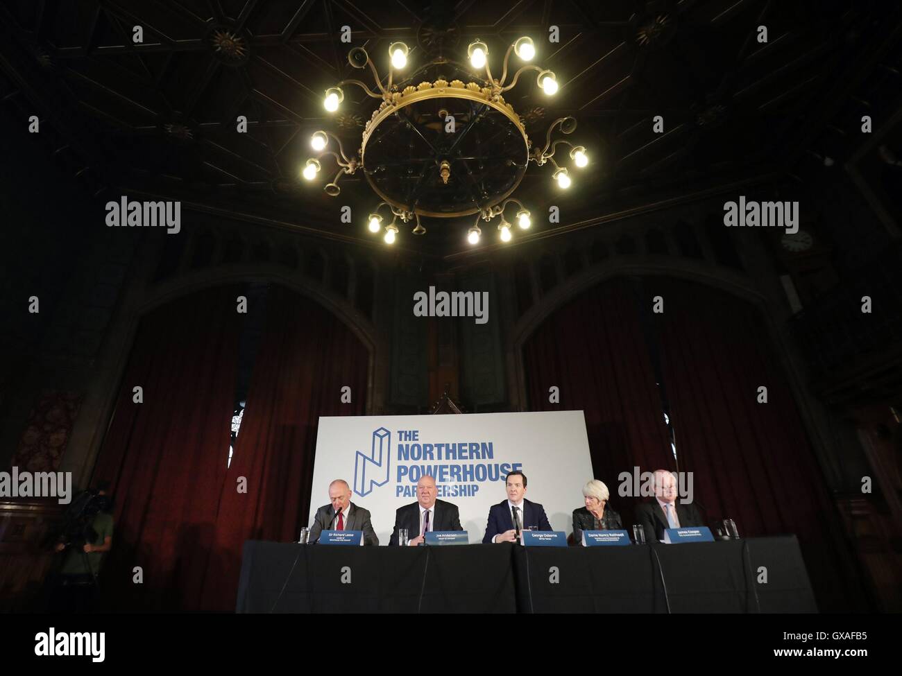 (De gauche à droite) Sir Richard LEESE Chef du conseil municipal de Manchester, Joe Anderson Maire de Liverpool, l'ancien chancelier George Osborne, Dame Nancy Rothwell Président et Vice-président de l'Université de Manchester et James Cooper Directeur ABP pendant une annonce au sujet du projet de la centrale du nord de l'Osborne à la Manchester Town Hall, Manchester. Banque D'Images