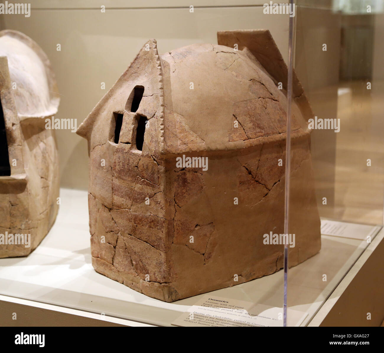 Les ossuaires. En céramique avec de la peinture rouge. Israël, excaved à Azor. Période Chalcolithique, au début du ive millénaire avant J.-C. Banque D'Images