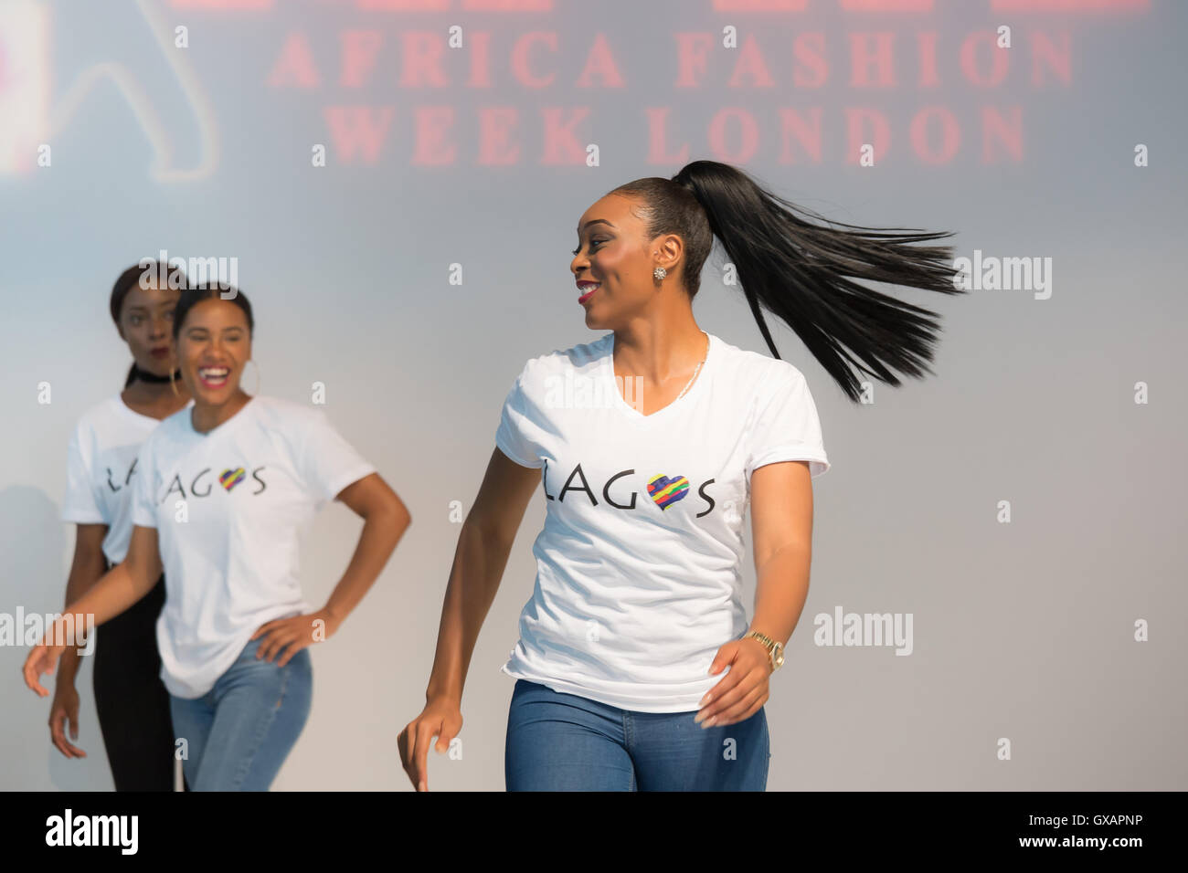 S'amusant modèles avant le début de la Semaine de la mode africaine Londres show à l'Olympia London Earl's Court Banque D'Images