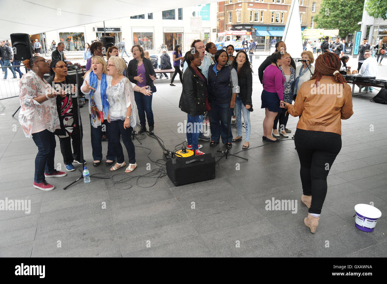 Anna Kennedy en ligne, un organisme qui appuie les adultes et les enfants atteints de troubles du spectre autistique, organise un flash mob performances de danse et musique à Spitalfields Market dans l'Est de Londres aujourd'hui (03NOV16). Il inclus un spectacle de 'Britain's Got Talent" finaliste Banque D'Images