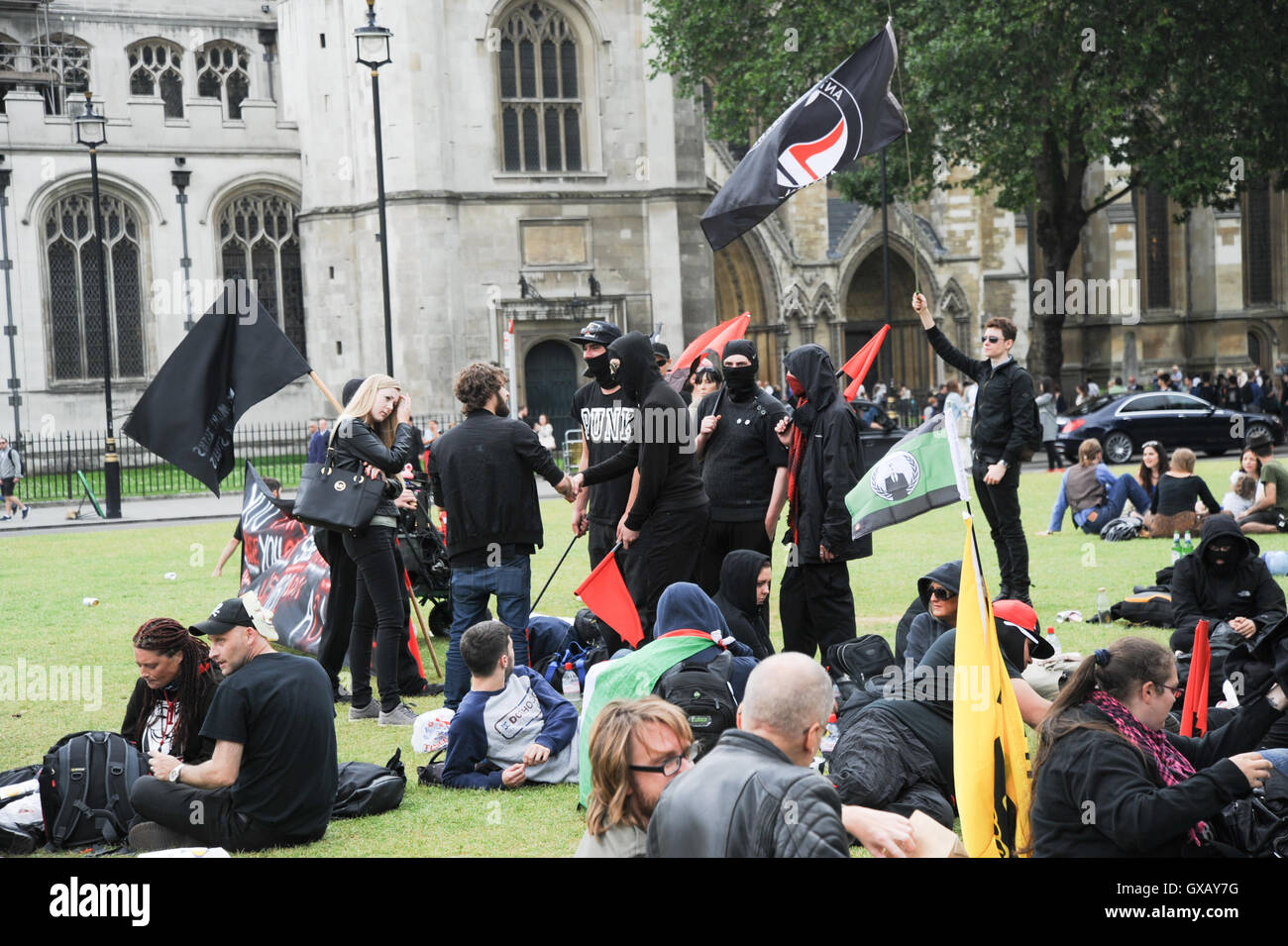 Recueillir l'extérieur de l'anarchistes Chambres du Parlement à Londres, en Angleterre, mais n'a pas divulguer aux photographes pourquoi ils étaient là en vedette : Atmosphère Où : London, Royaume-Uni Quand : 04 Oct 2016 Banque D'Images