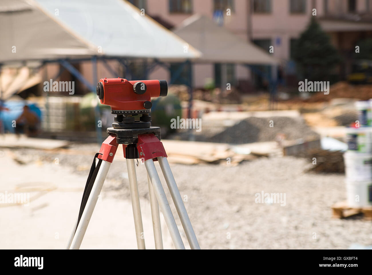 Au niveau de l'appareil sur le trépied on construction site Banque D'Images