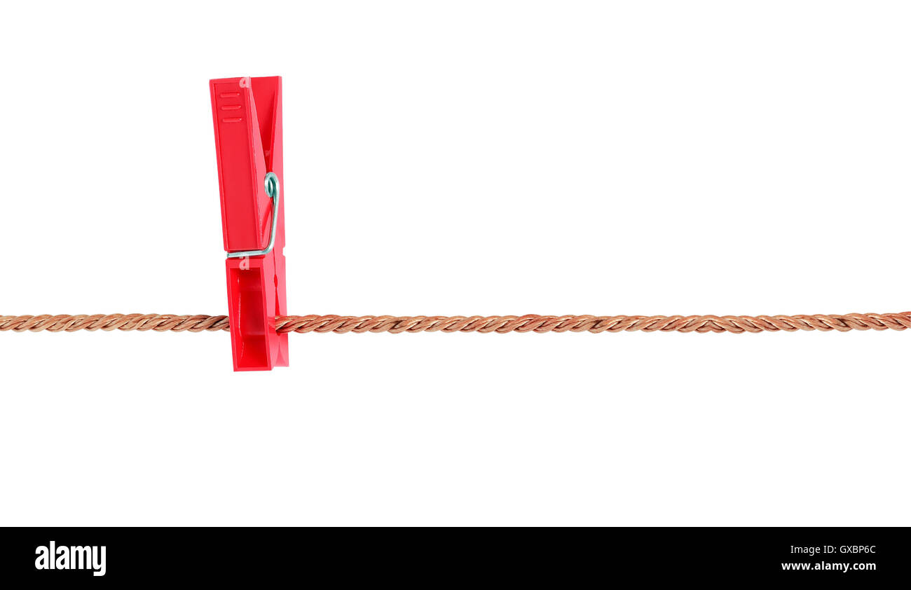 L'un rouge clothespin suspendu à la corde. Isolé avec clipping path Banque D'Images