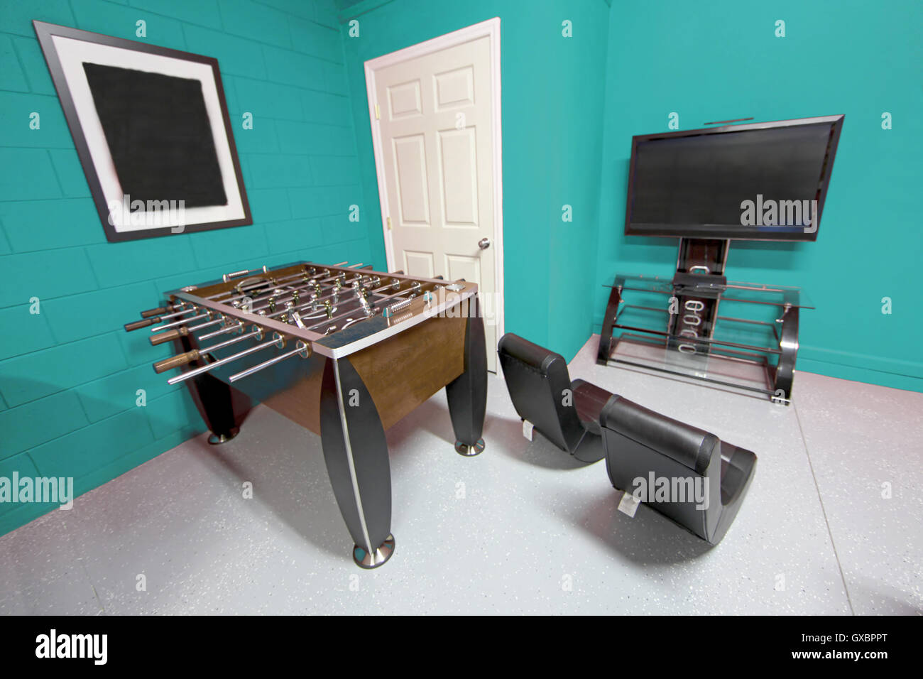Une salle de jeux avec baby-foot, télévision et des jeux de chaises Banque D'Images