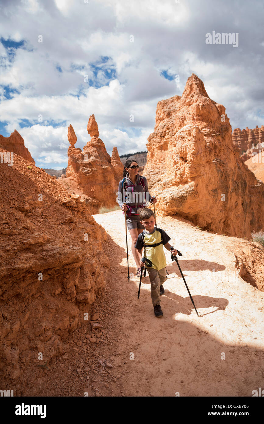 Mère et fils, randonnées le Queens Garden/Canyon Navajo Loop à Bryce Canyon National Park, Utah, USA Banque D'Images Mère et fils, randonnées le Queens Garden/Canyon Navajo Loop à Bryce Canyon National Park, Utah, USA Banque D'Images