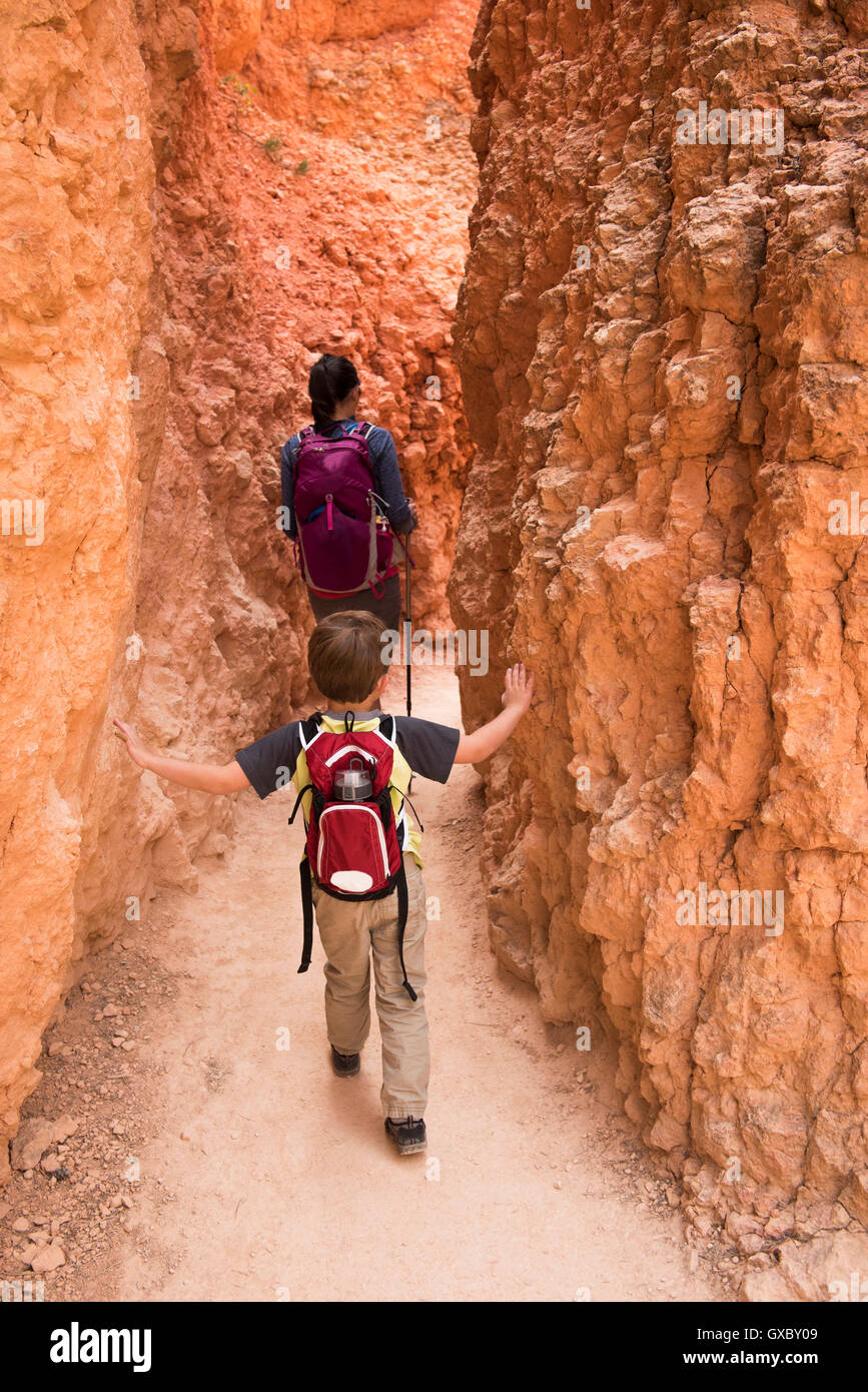 Mère et fils, randonnées le Queens Garden/Canyon Navajo Loop à Bryce Canyon National Park, Utah, USA Banque D'Images Mère et fils, randonnées le Queens Garden/Canyon Navajo Loop à Bryce Canyon National Park, Utah, USA Banque D'Images
