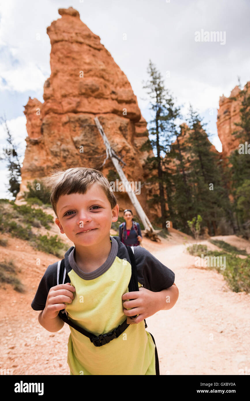 Mère et fils, randonnées le Queens Garden/Canyon Navajo Loop à Bryce Canyon National Park, Utah, USA Banque D'Images Mère et fils, randonnées le Queens Garden/Canyon Navajo Loop à Bryce Canyon National Park, Utah, USA Banque D'Images