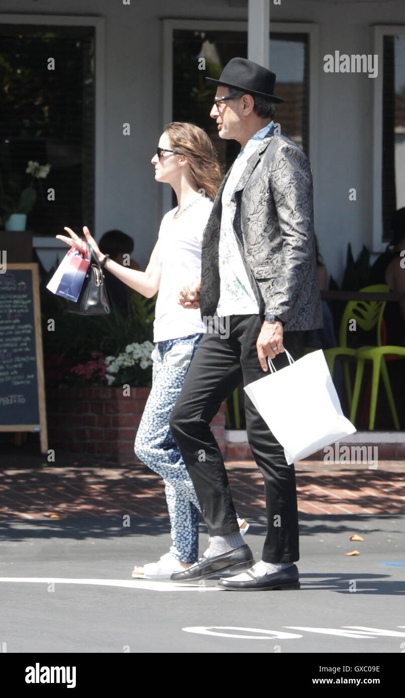 Jeff Goldblum et son épouse Emilie aller faire du shopping chez Fred Segal  à Los Angeles. L'acteur est vu portant un veston en peau d'argent et d'une  chemise hawaïenne. Avec : Jeff