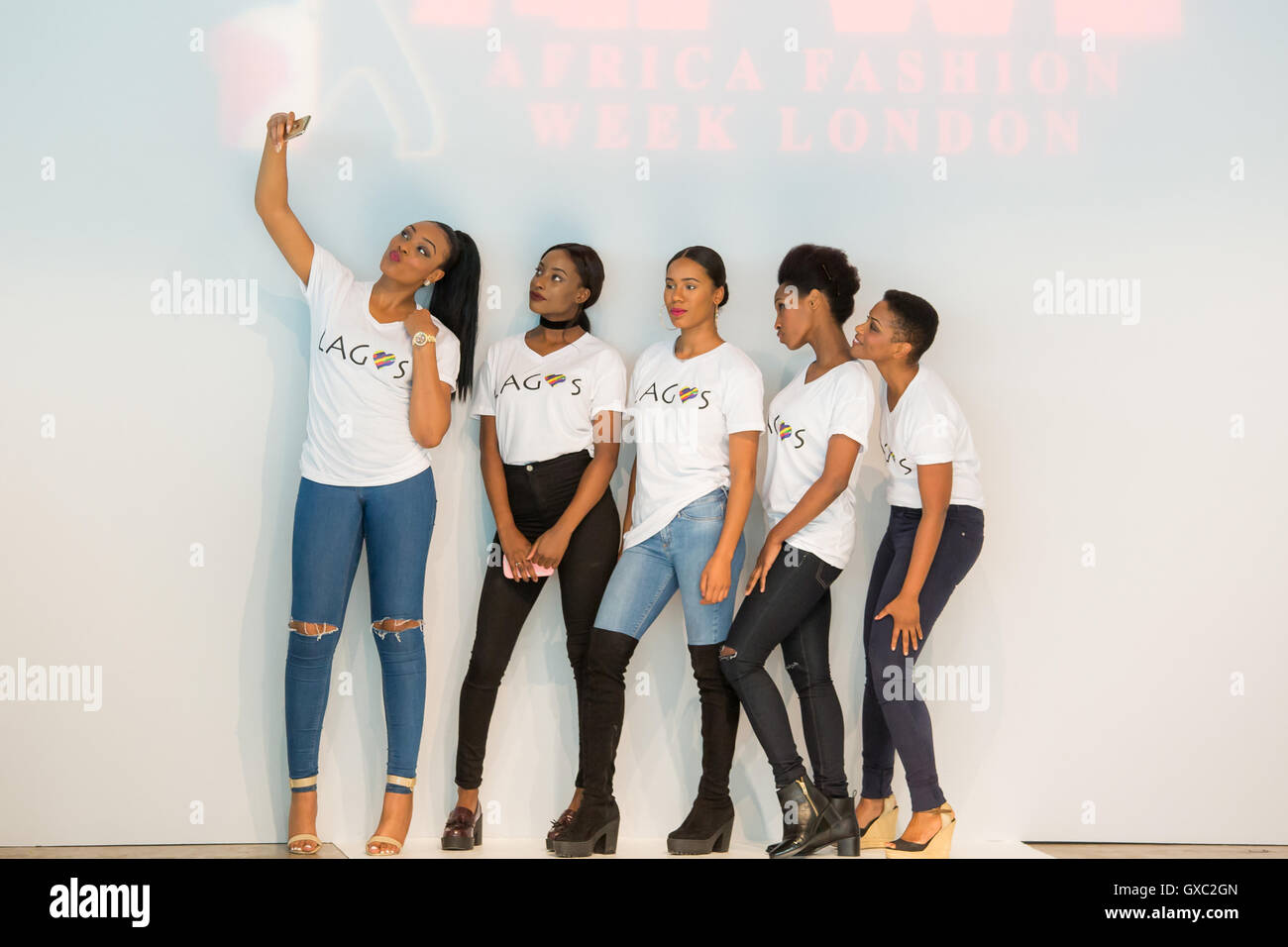 Des modèles posant pour une AFWL selfies lors de la London Fashion Week africaine avant le début du spectacle à l'Olympia Banque D'Images