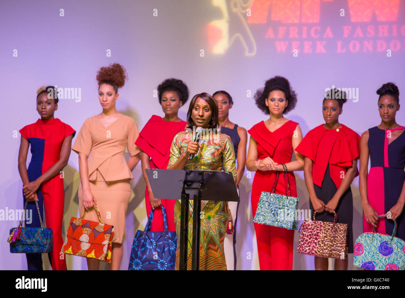 Dolepo Osinbajo, épouse du vice-président nigérian, parle à la Semaine de la mode africaine de Londres. Banque D'Images