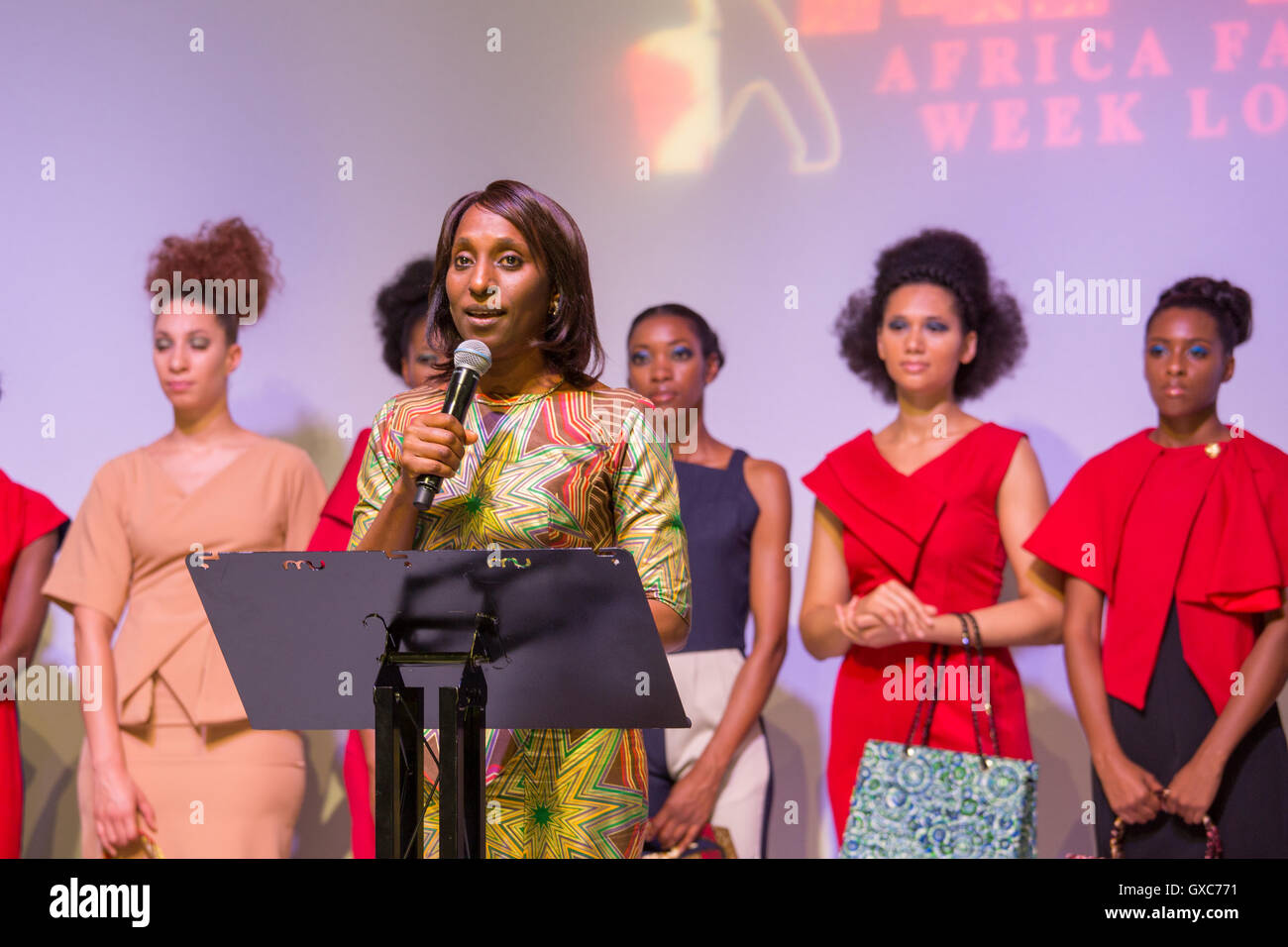 Dolepo Osinbajo, épouse du vice-président nigérian, parle à la Semaine de la mode africaine de Londres. Banque D'Images