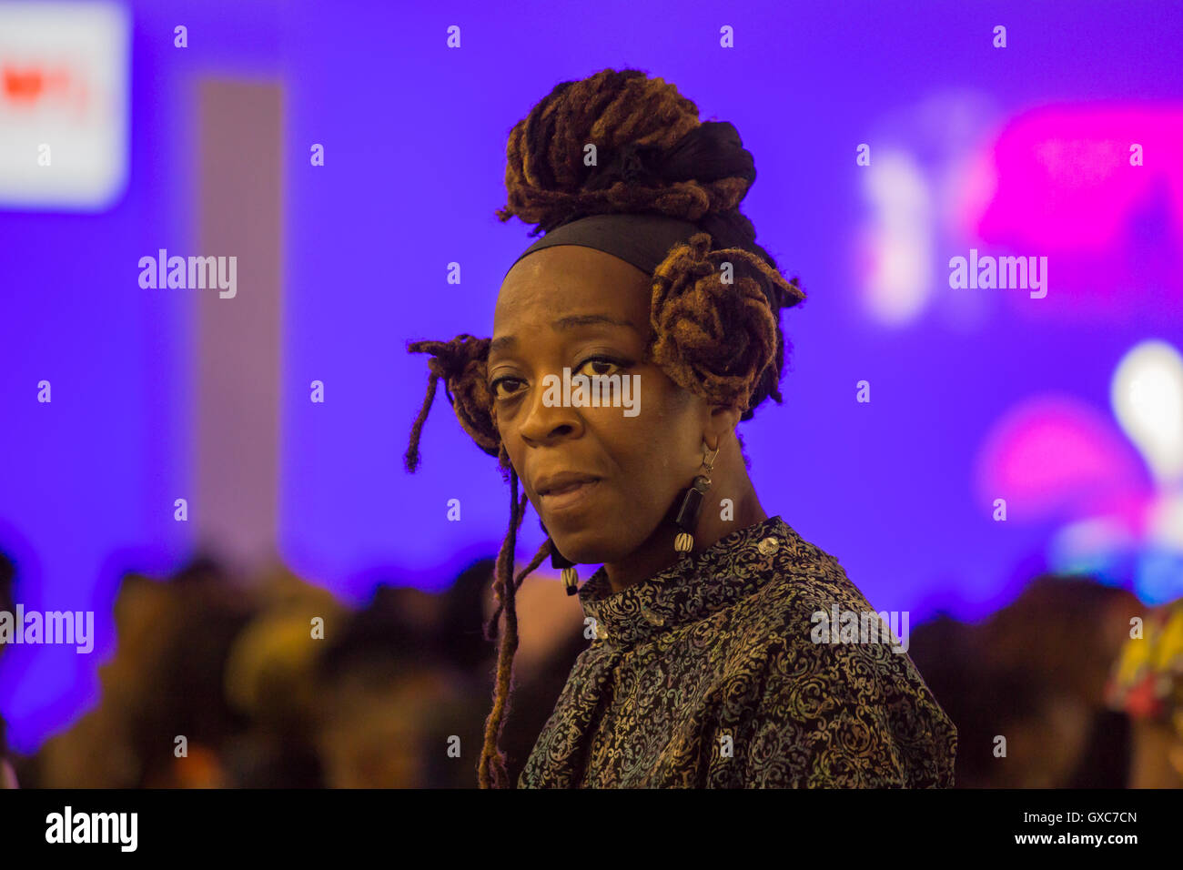 Membre du public lors de la Semaine de la mode africaine qui a eu lieu à l'Olympia de Londres Earl's Court. Banque D'Images