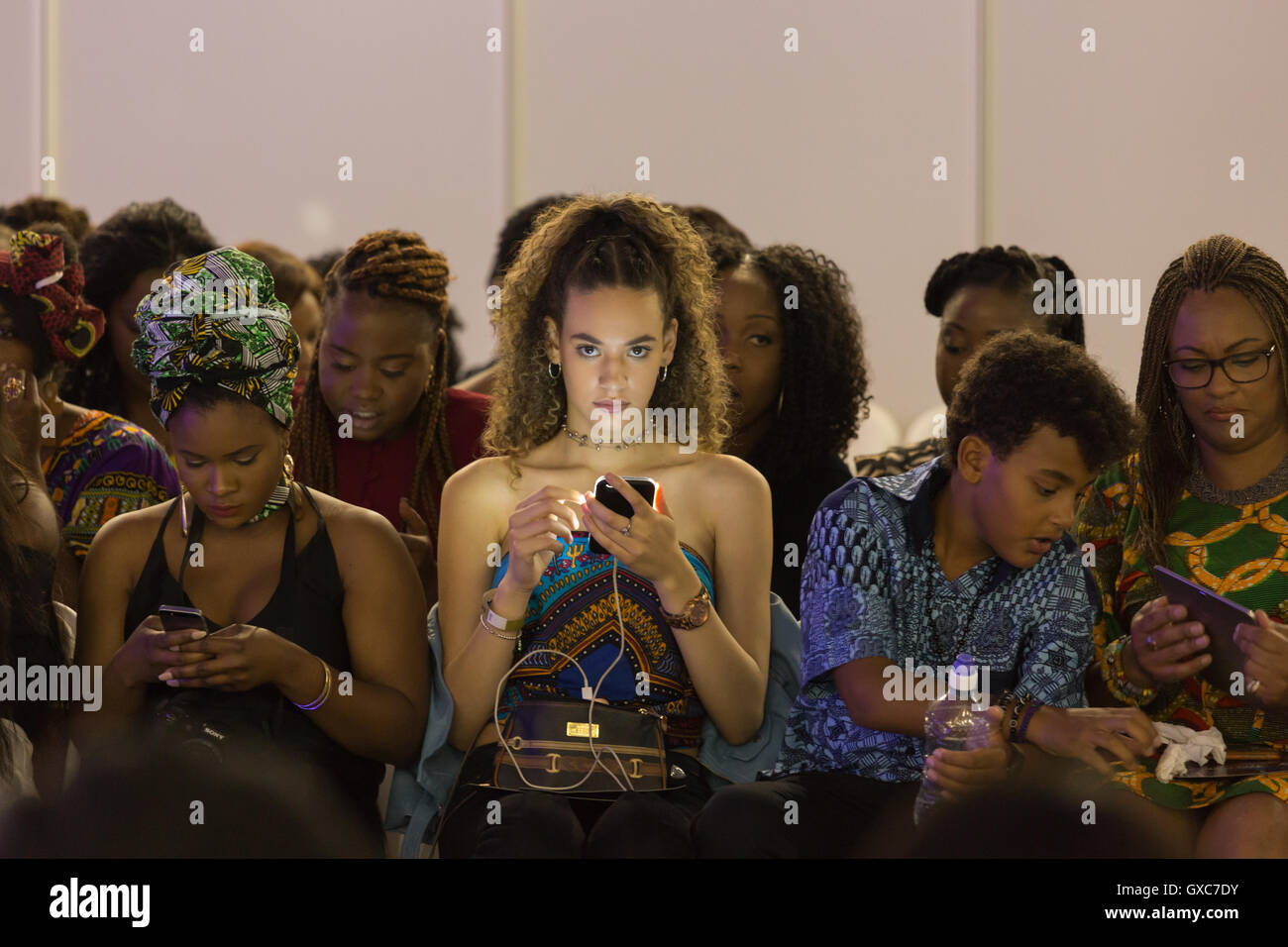 Les membres du public lors de la Semaine de la mode africaine qui a eu lieu à l'Olympia de Londres Earl's Court. Banque D'Images