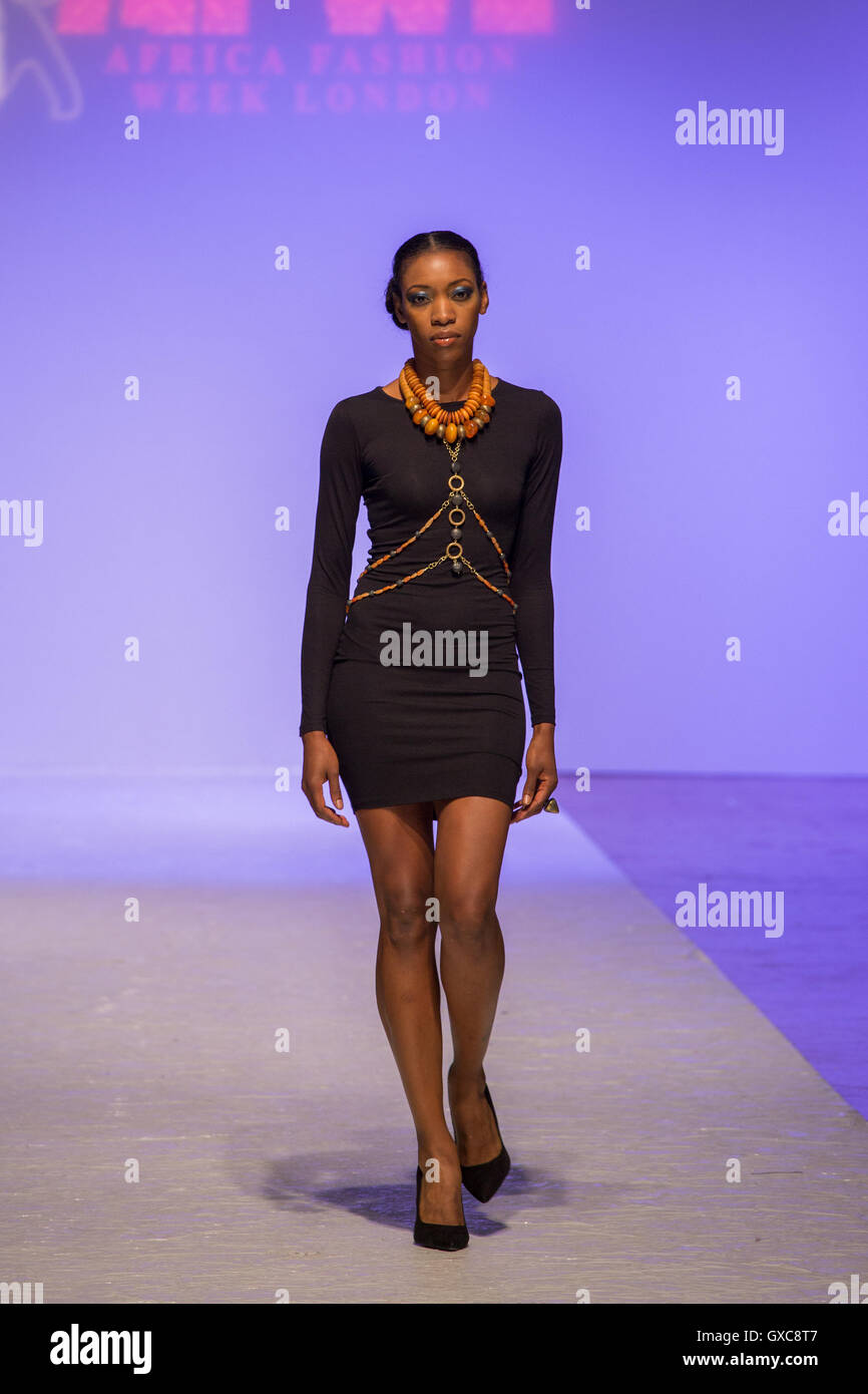 Shikhazuri est présenté à la Semaine de la mode africaine qui a eu lieu à l'Olympia de Londres. Shikszuri est représentant Kenia. Banque D'Images