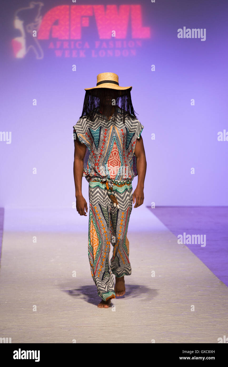 AAugust est présenté à la Semaine de la mode africaine qui a eu lieu à l'Olympia de Londres Earl's Court. Banque D'Images