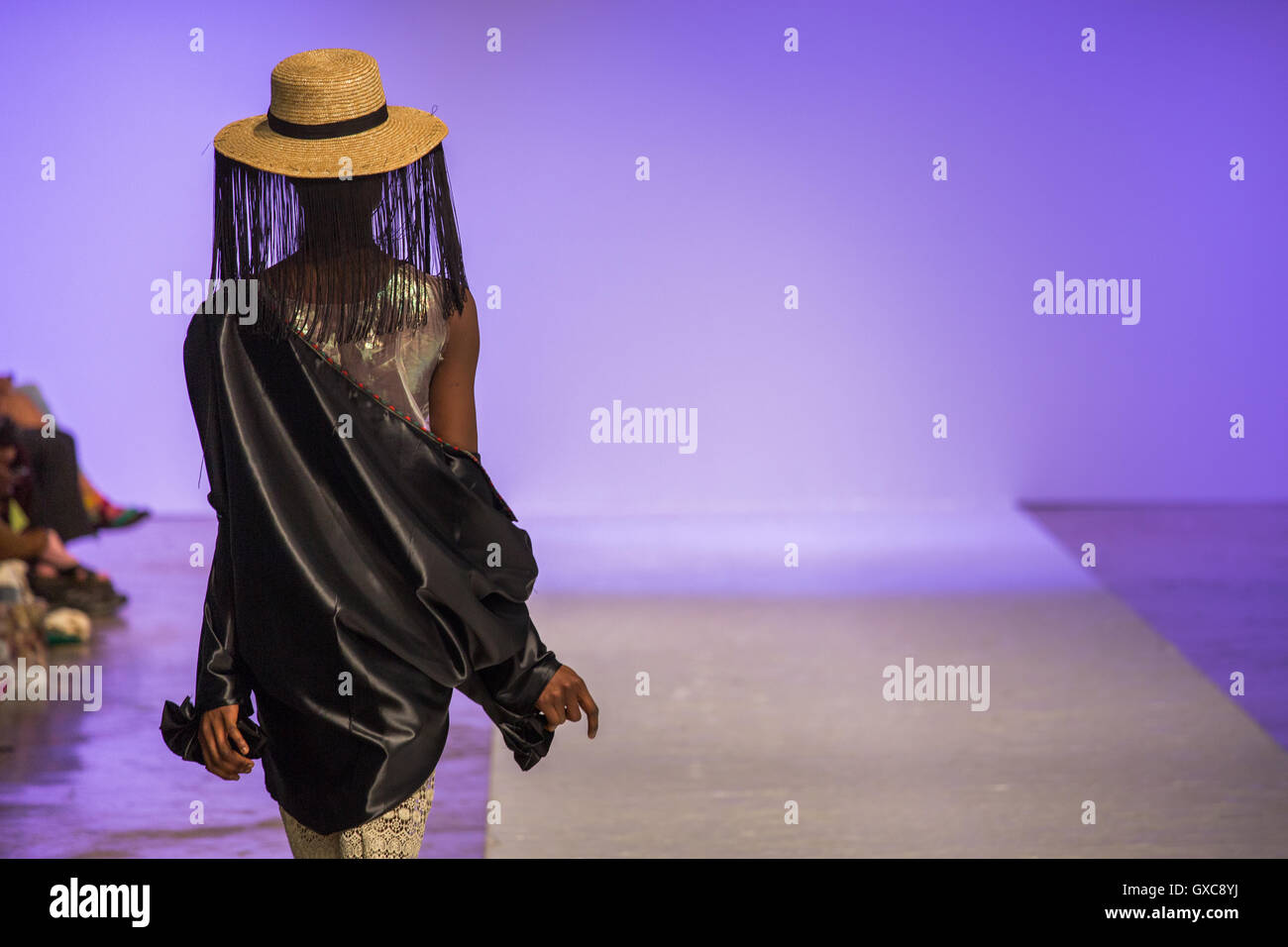 AAugust est présenté à la Semaine de la mode africaine qui a eu lieu à l'Olympia de Londres Earl's Court. Banque D'Images