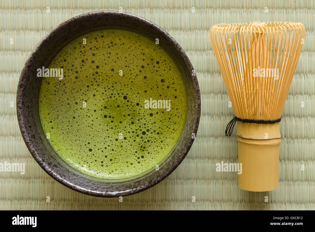 Thé vert japonais Matcha dans un bol en céramique chawan ou traditionnel avec un fouet en bambou ou chasen Banque D'Images
