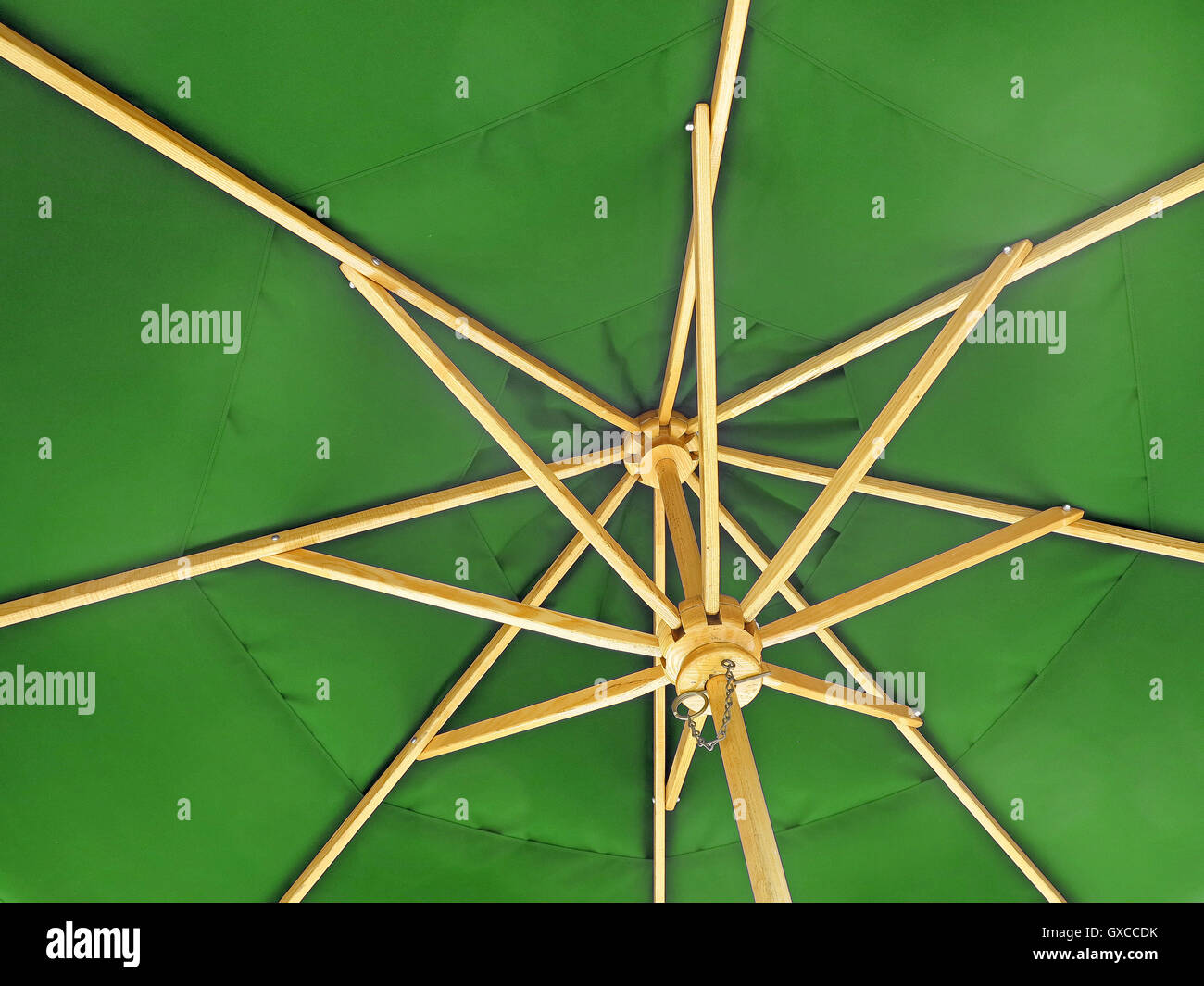 L'intérieur d'un parapluie vert ouvert Photo Stock - Alamy