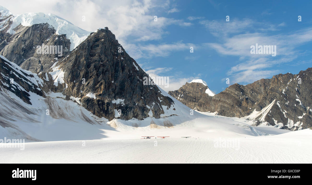 Décharger l'avion sur le Glacier Ruth touristes, ci-dessous (Denali Mt. McKinley), le parc national Denali, en Alaska. Banque D'Images