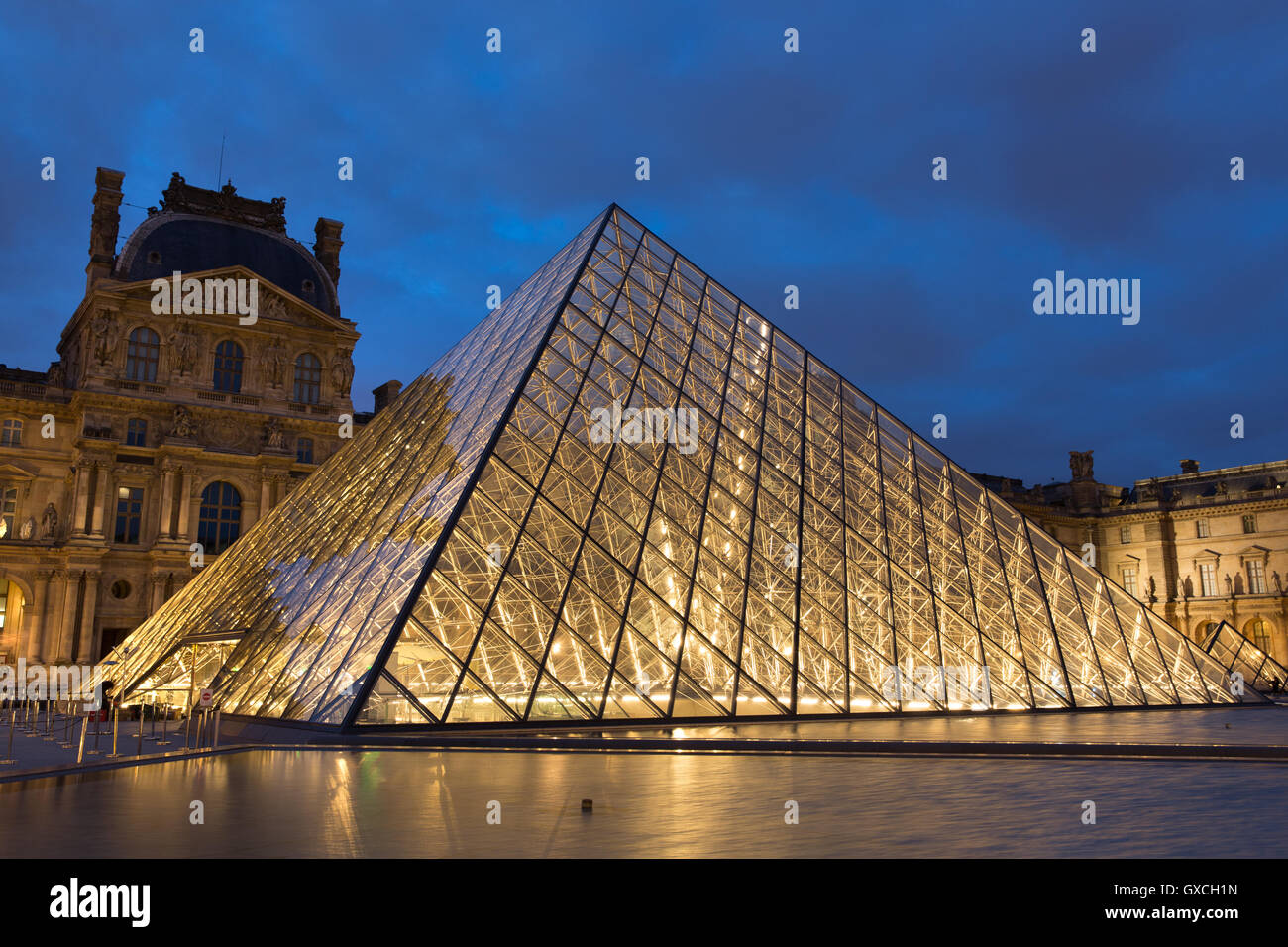 La principale (Pyramide) entrée du Louvre, Paris, France. Banque D'Images