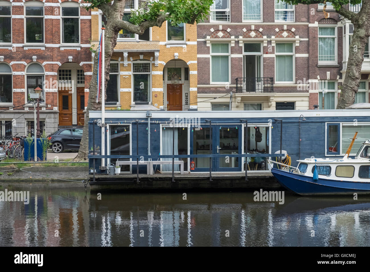 Maisons d'habitation et d'une croisière, Amsterdam, Pays-Bas Banque D'Images