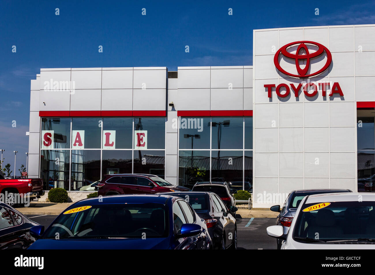 Muncie - Vers août 2016 : une voiture Toyota local et de SUV Concessionnaire II Banque D'Images