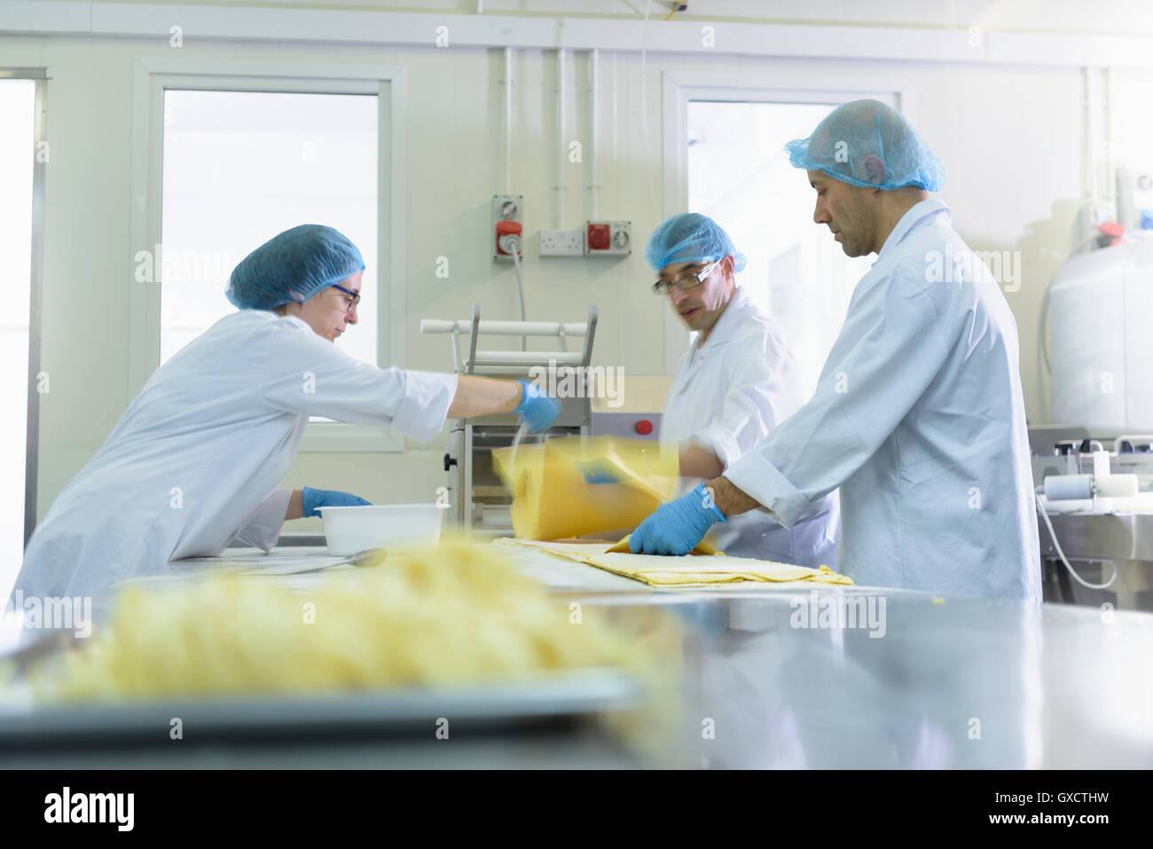 Des travailleurs en feuille de pâtes fraîches pasta factory Banque D'Images