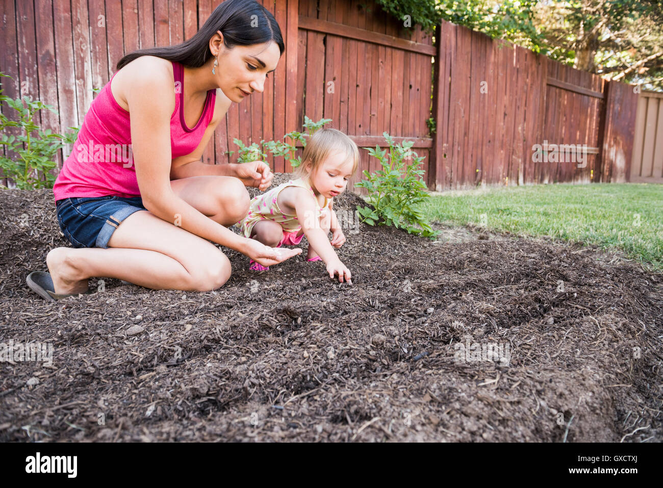 Mère et fille, planter des graines dans le jardin Banque D'Images Mère et fille, planter des graines dans le jardin Banque D'Images