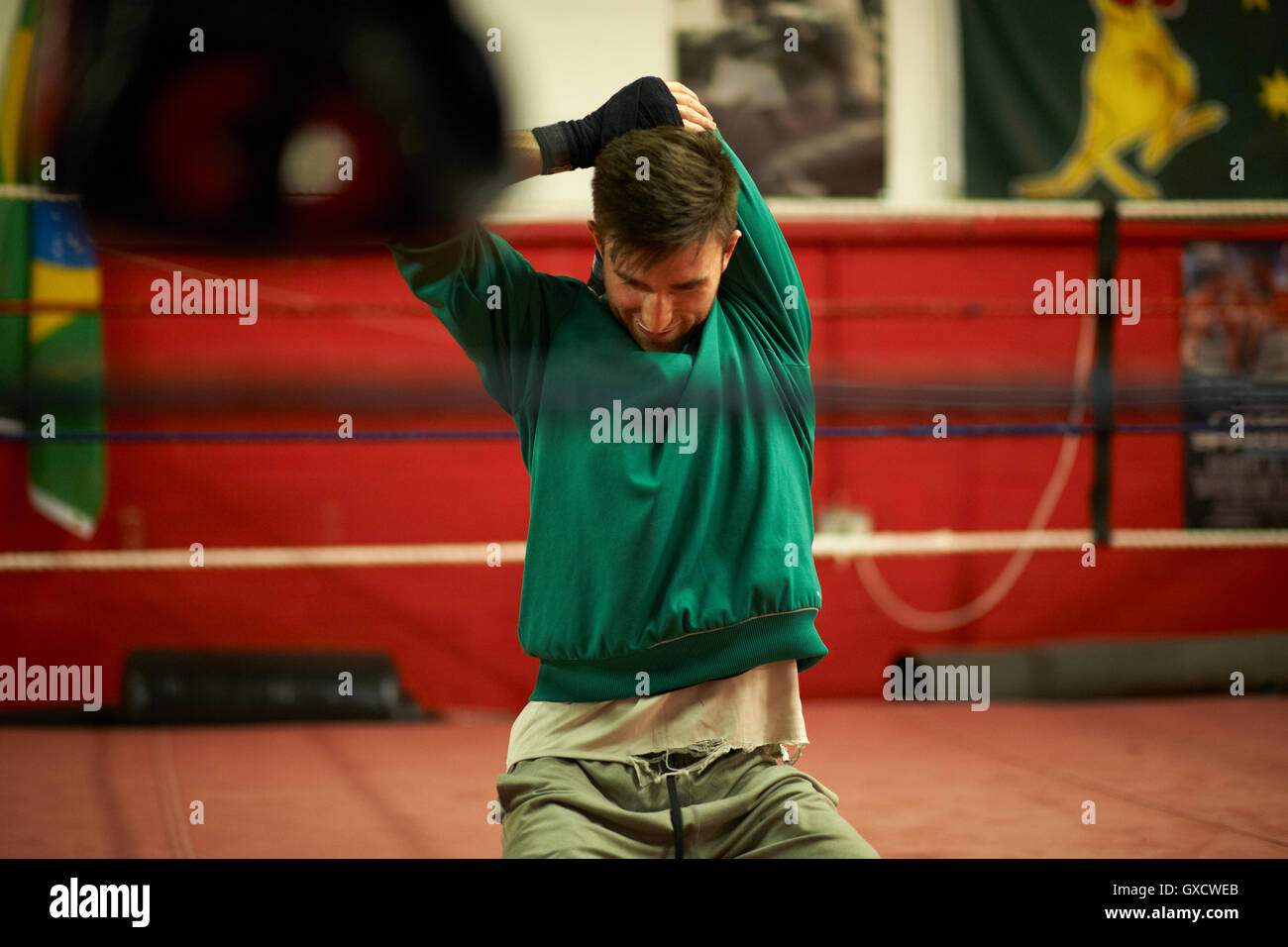 Jeune homme exerçant dans la boxe de fitness, stretching Banque D'Images
