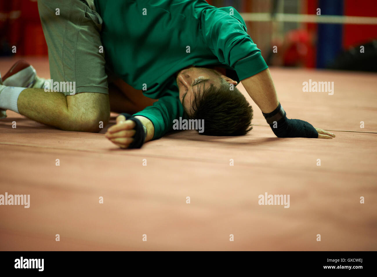Jeune homme exerçant dans la boxe de fitness, stretching Banque D'Images