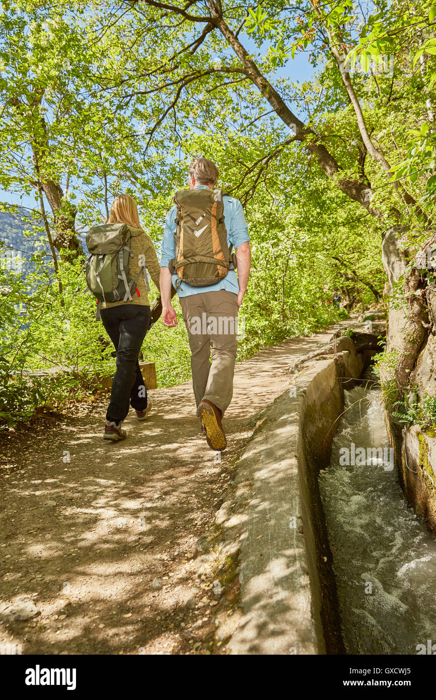 D'âge mûr de la randonnée le long de routes de campagne, vue arrière, Meran, le Tyrol du Sud, Italie Banque D'Images