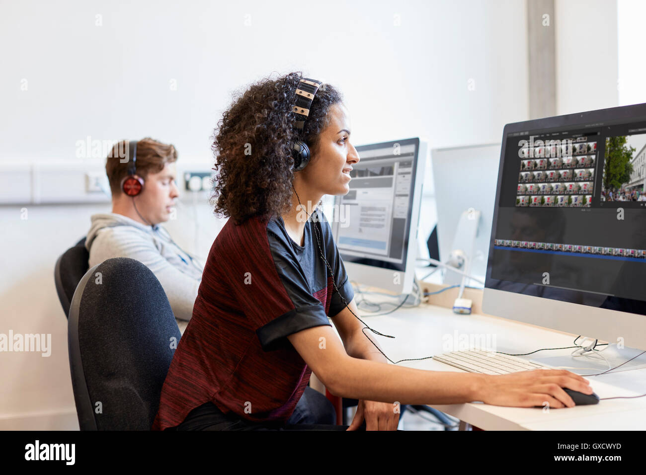 Jeune femme designer assistée par ordinateur travaillant sur ordinateur en design studio Banque D'Images
