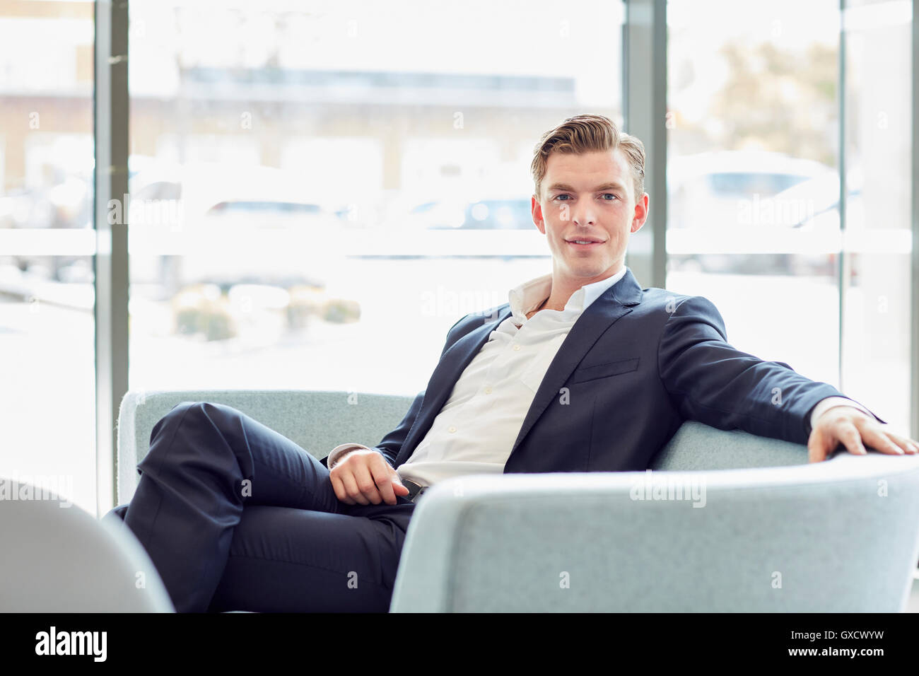 Portrait de jeune homme d'affaires sur canapé bureau Banque D'Images