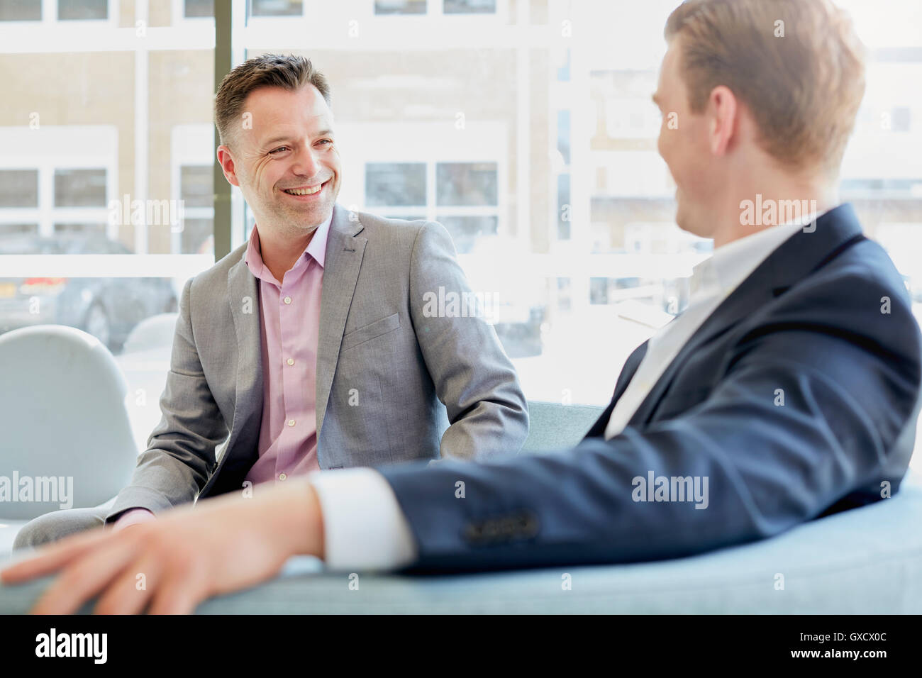 Deux hommes d'avoir de discussion à la réunion du bureau Banque D'Images