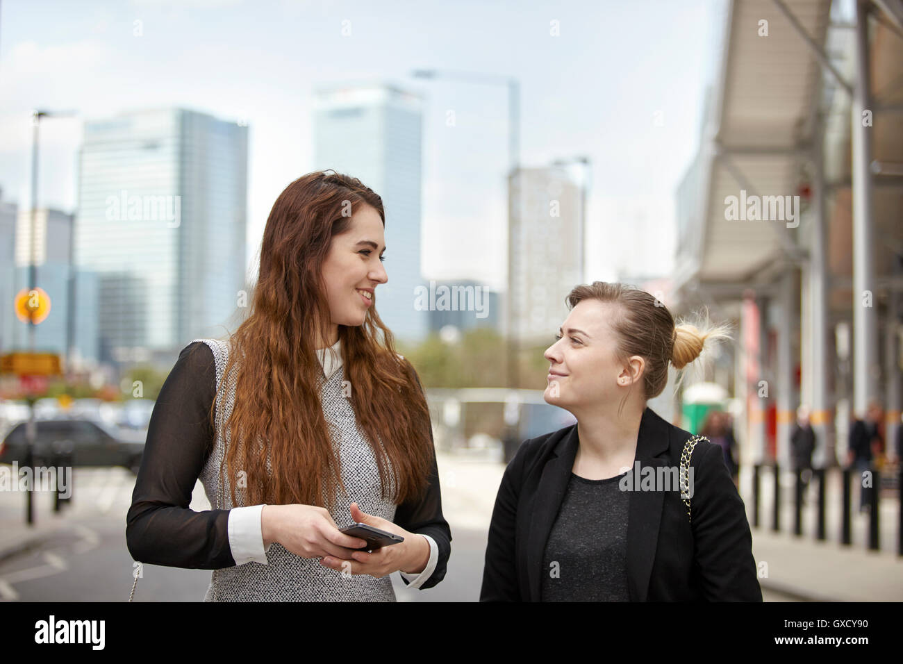 Deux jeunes businesswomen talking on city Street, London, UK Banque D'Images