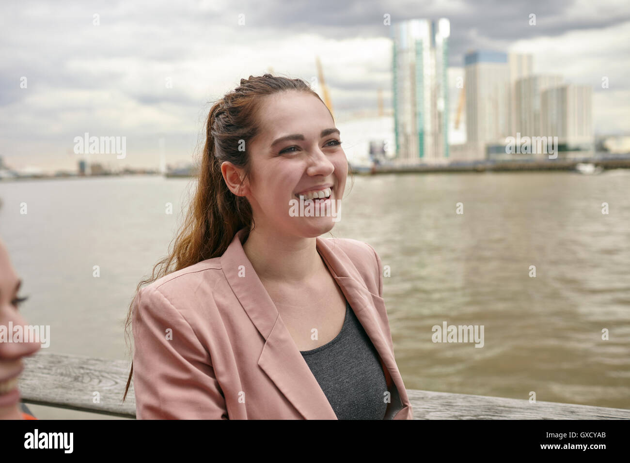 Les jeunes businesswomen talking on waterfront, London, UK Banque D'Images