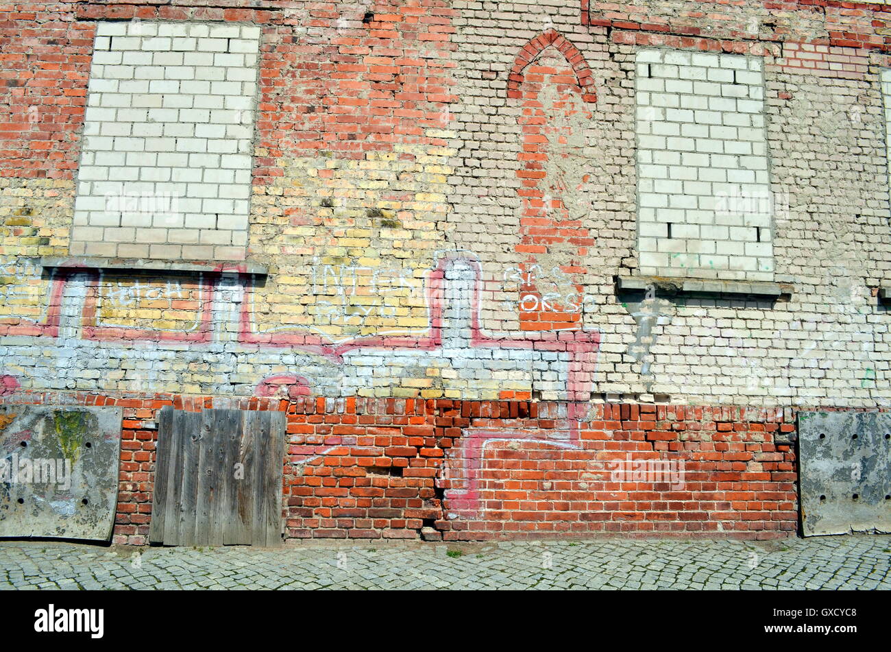 Vieux mur de briques avec fenêtre murée Banque D'Images