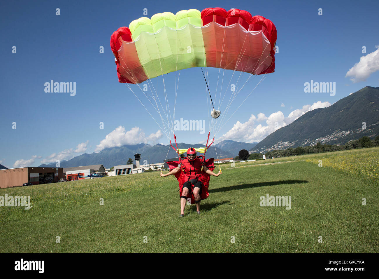 Parachute atterrissage parachutiste sur terrain. Direction et ralentissant sa verrière en tirant pause bascule, Locarno, Tessin, Suisse Banque D'Images
