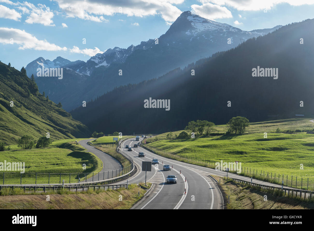 La circulation sur route de montagne au coucher du soleil, le Splugen, Canton des Grisons, Suisse Banque D'Images