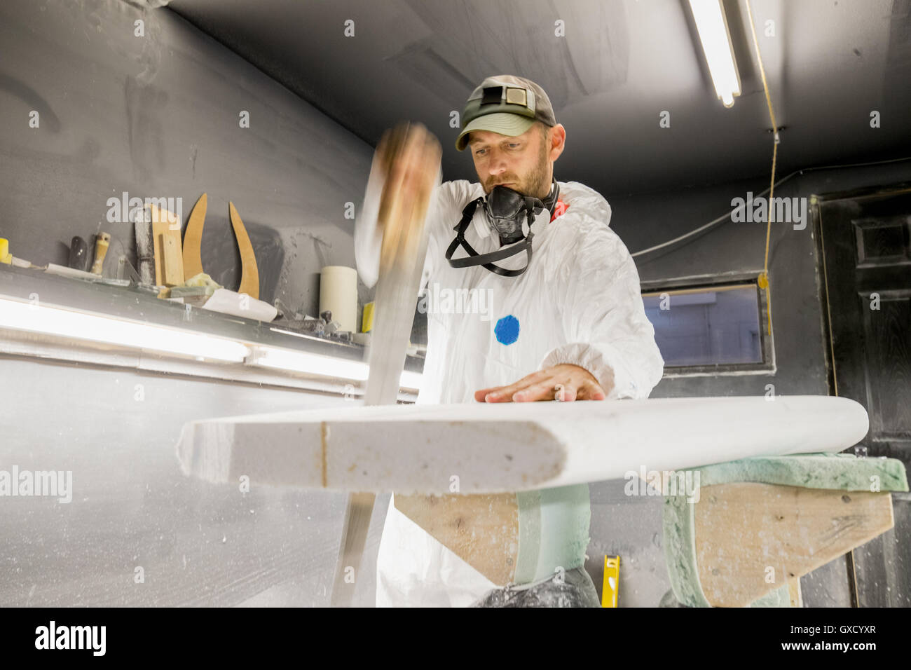 Male carpenter sciage à façon en planche de surf maker's workshop Banque D'Images