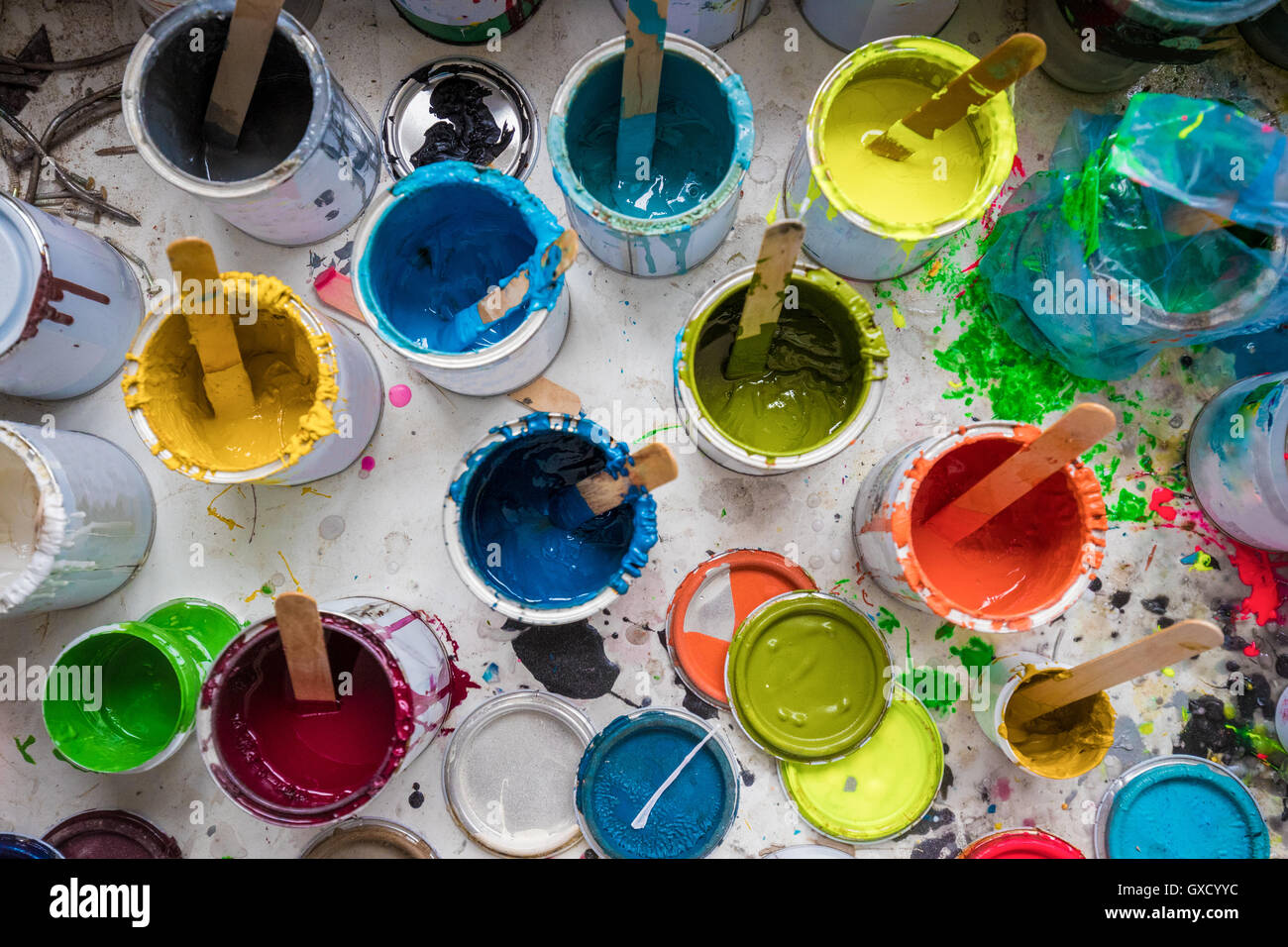 Vue aérienne d'agitateurs dans les pots de peinture dans la région de surf maker's workshop Banque D'Images