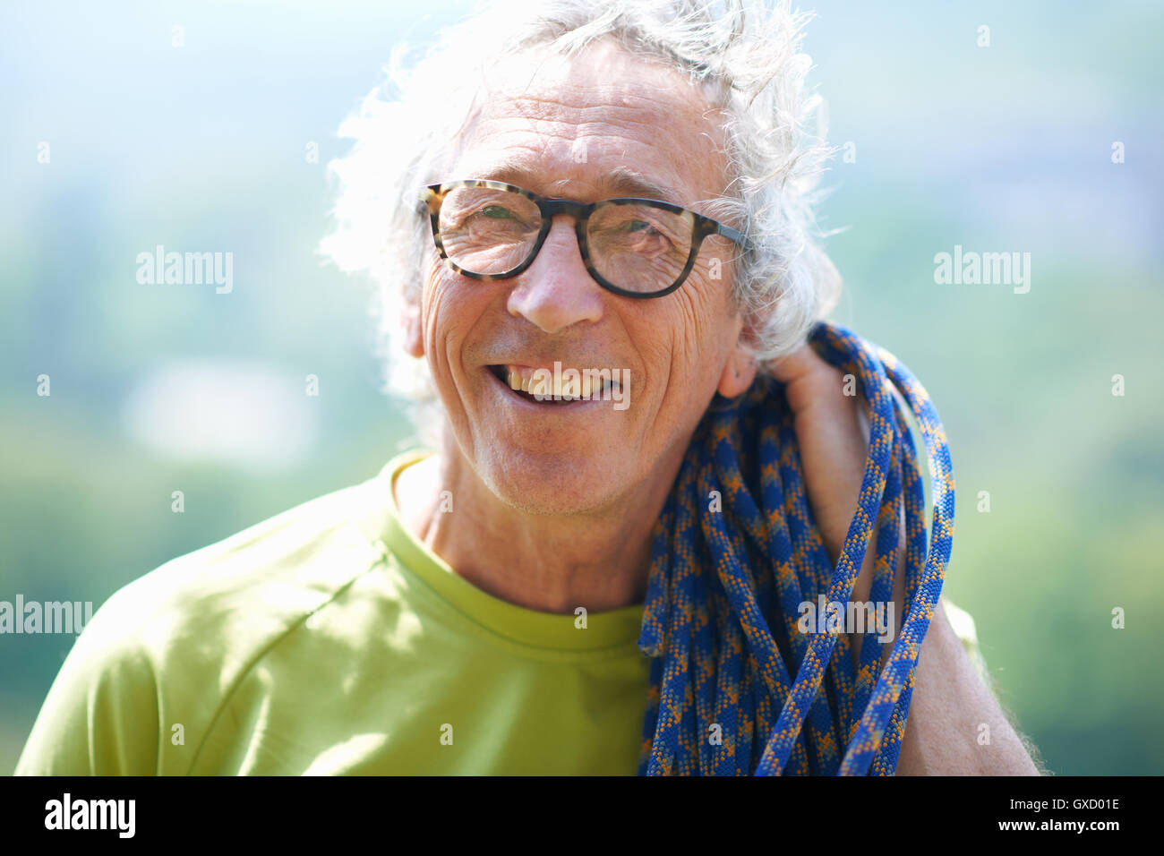 Portrait de rock climber looking at camera smiling Banque D'Images