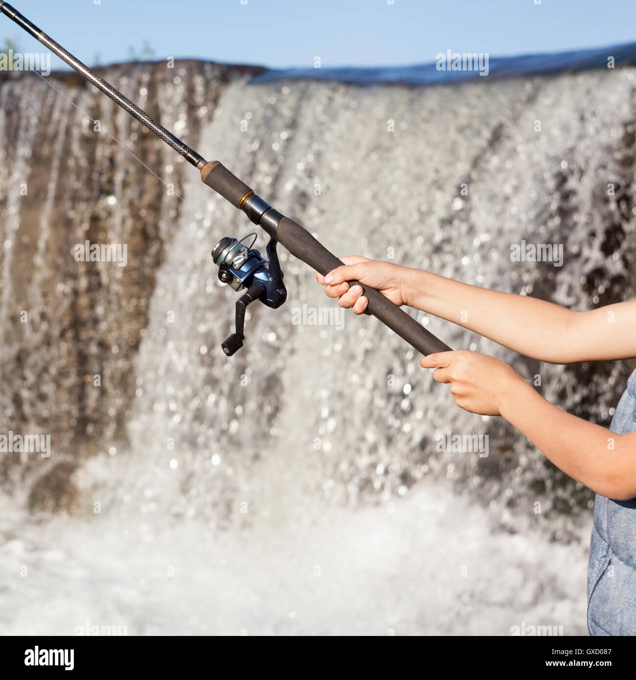 Portrait de canne à pêche du pêcheur par cascade Banque D'Images