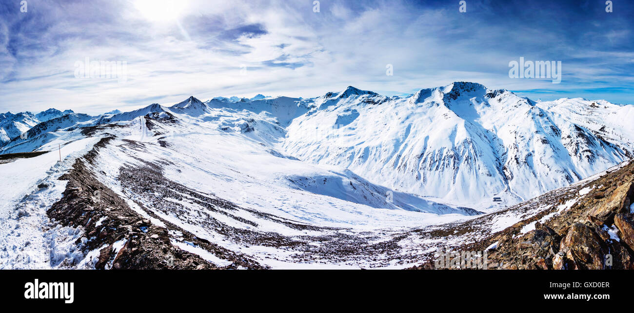 Vue panoramique des montagnes couvertes de neige, Livigno, Alpes italiennes, Italie Banque D'Images
