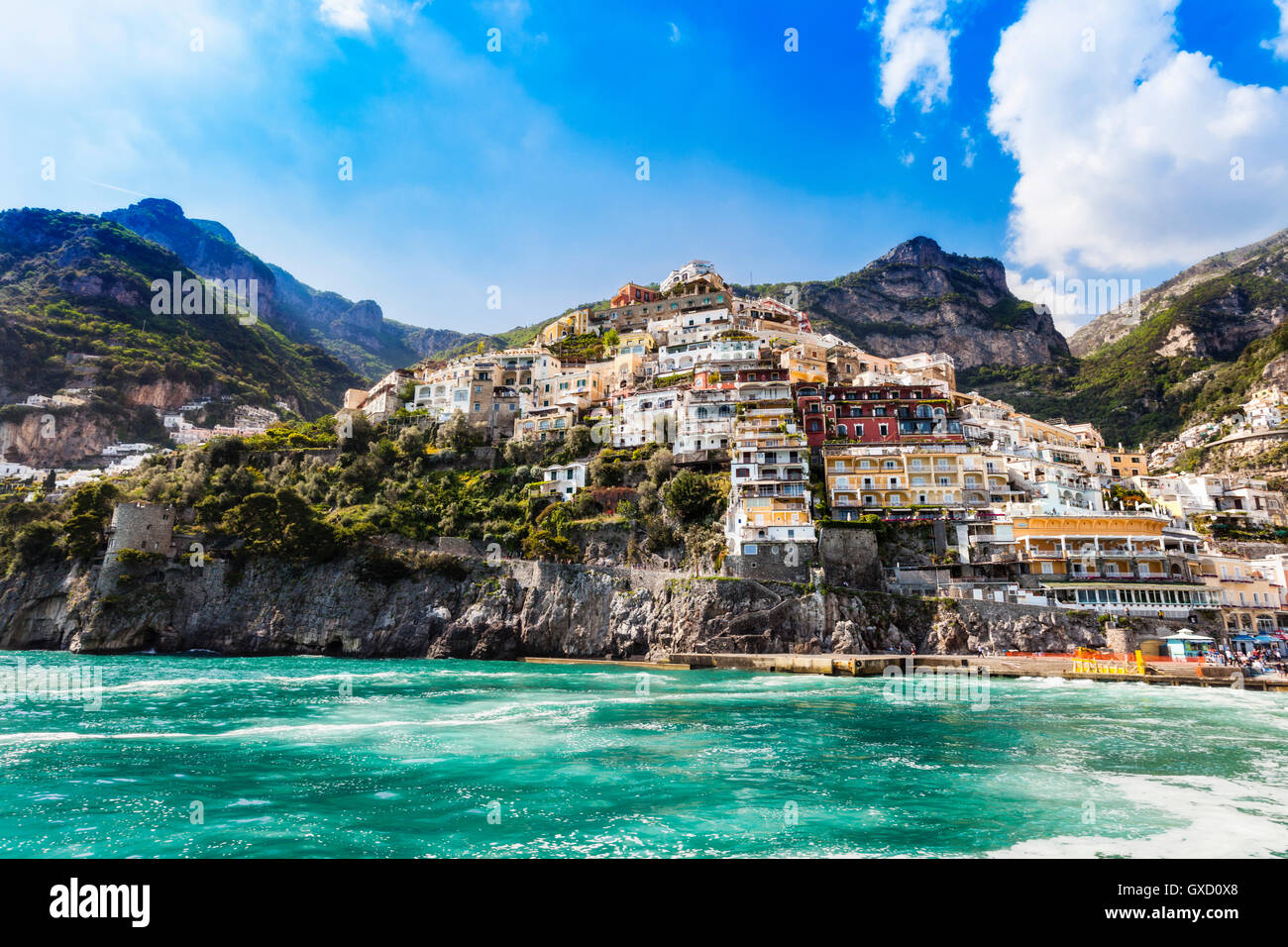 Côté falaise de bâtiments par mer, Positano, Amalfi Coast, Italie Banque D'Images